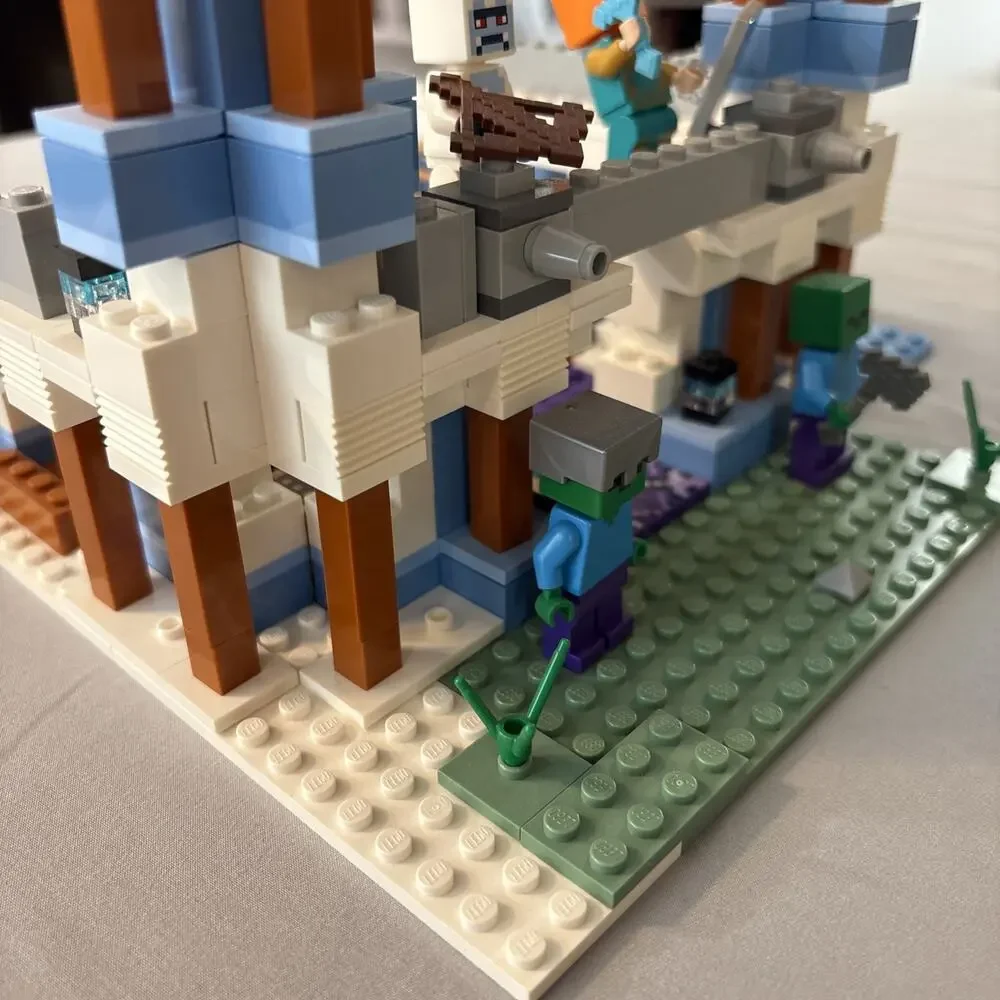 LEGO Minecraft The Ice Castle Set 21186, 499 Pieces, Complete w/ Minifigures